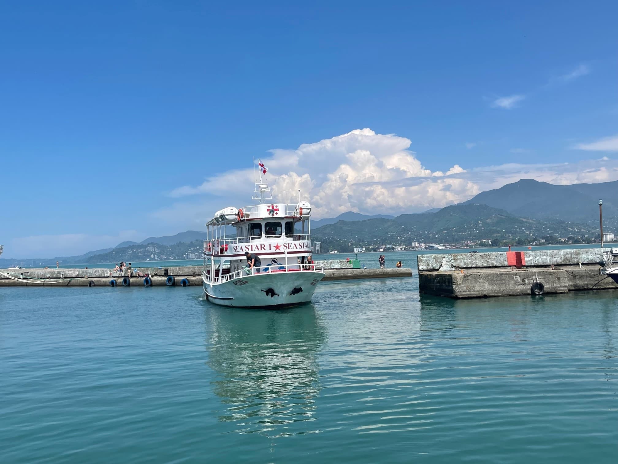 Аренда катера Sea Star 1 в Батуми — праздники на воде