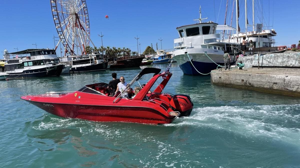 Аренда красного катера Ferrari в Батуми — адреналин