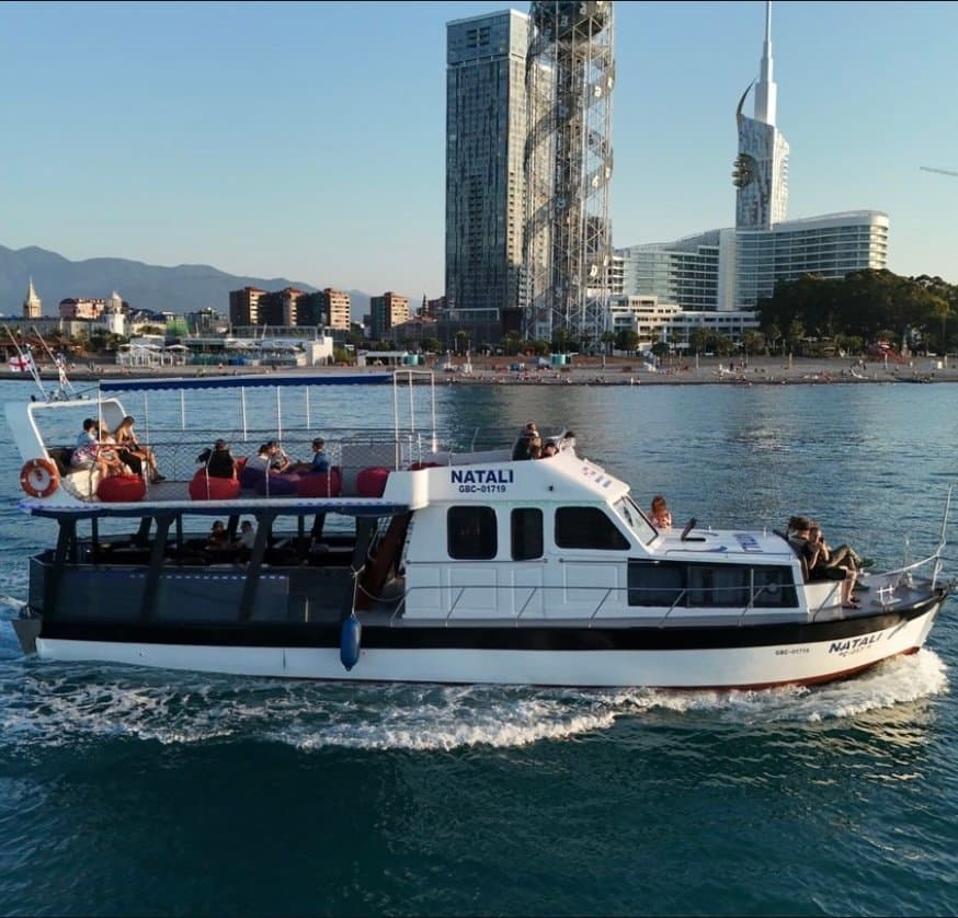 Batum'da Big Boat NATALI gemi kiralama — 50 misafire kadar