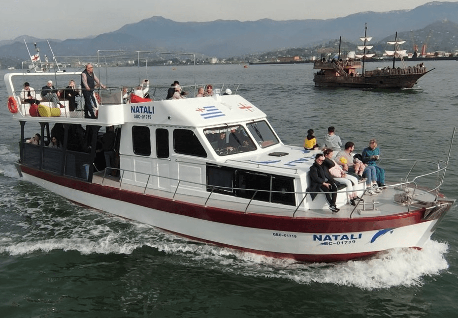 Batum'da Big Boat NATALI gemi kiralama — 50 misafire kadar