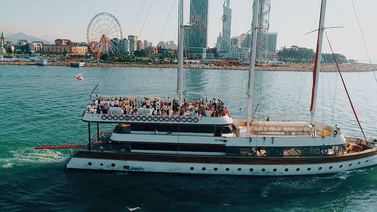 Gemi Batumi — Cruise with Onboard Restaurant
