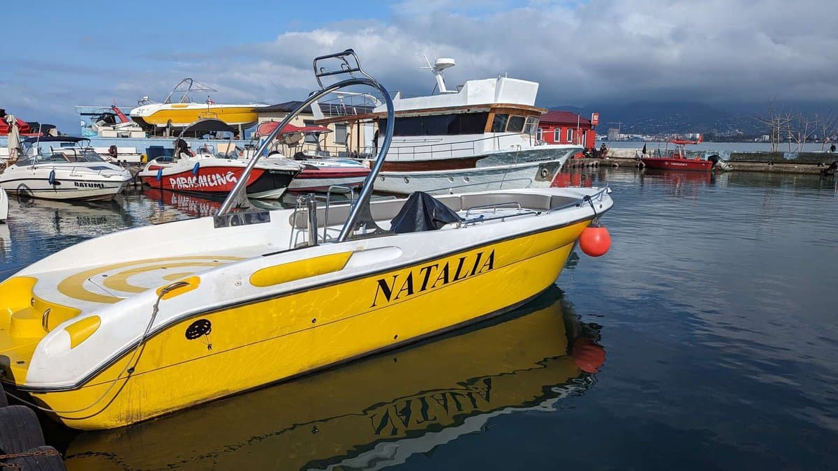 Batum'da Natalia tekne kiralama — parasailing