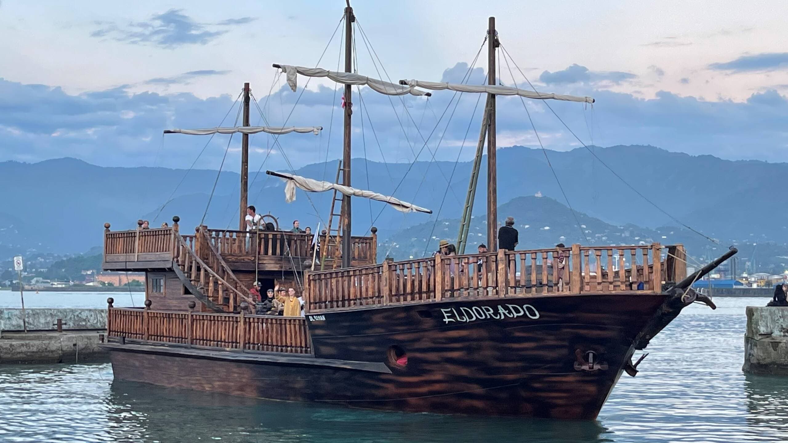 Аренда корабля Eldorado в Батуми — пиратский стиль