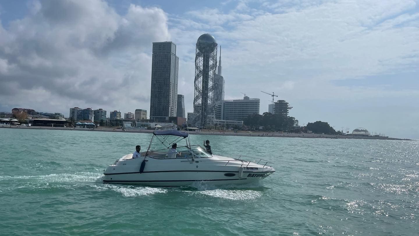 Аренда катера Batumi — до 4 человек, с каютой