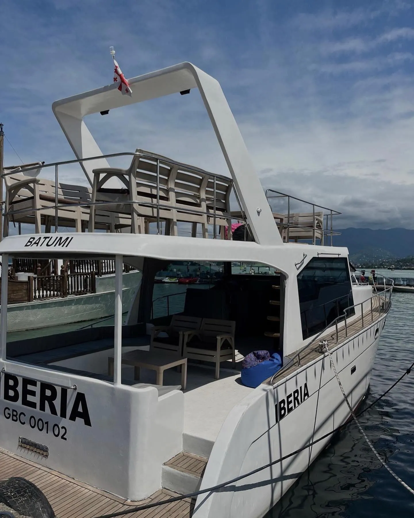 IBERIA იახტის ქირაობა ბათუმში — 20 სტუმრამდე