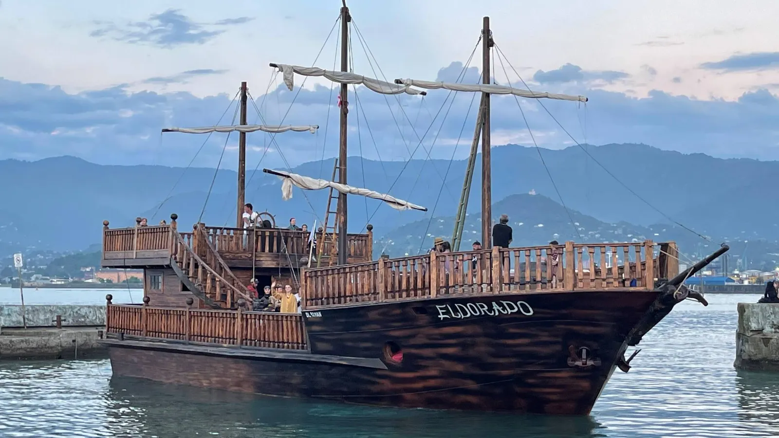Аренда корабля Eldorado в Батуми — пиратский стиль